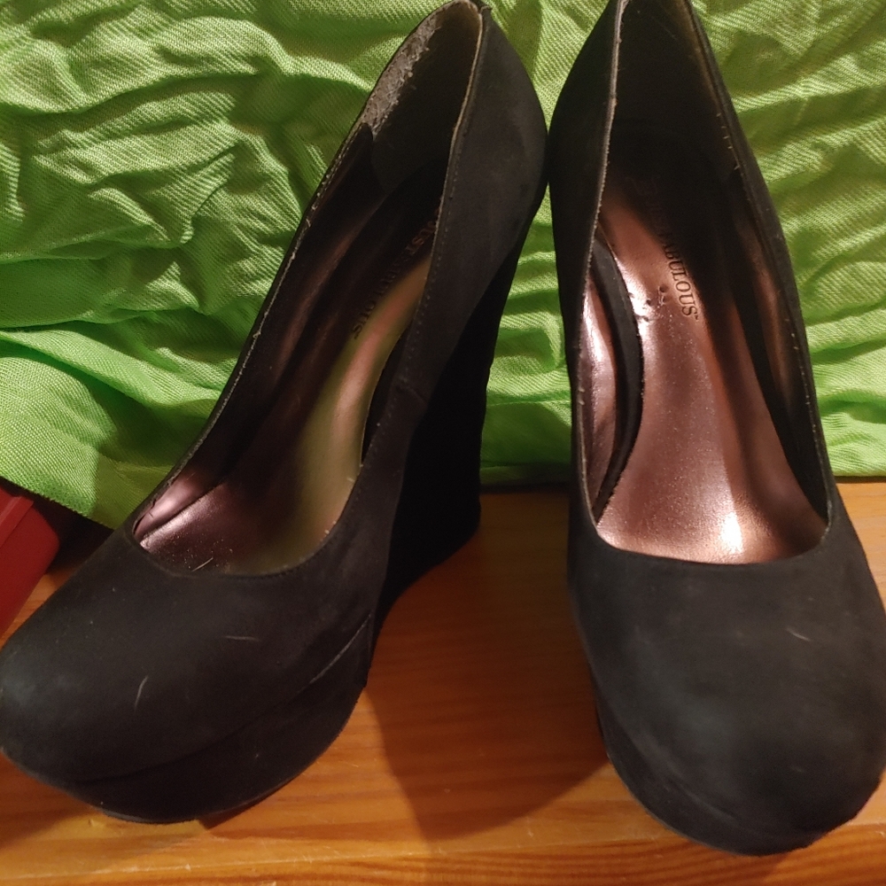 Black wedges